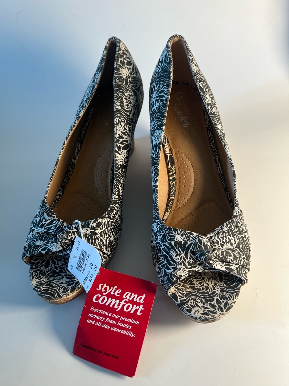 New DexFlex Style and Comfort Black & White Floral Peep-Toe Wedges Size 10